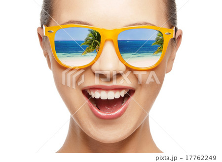 amazed girl in shades 17762249