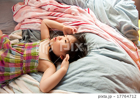 ベッドに仰向けになる子供 17764712
