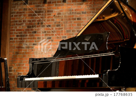 ライブハウスのピアノ 17768635