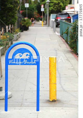 ベニスビーチの車止め 17770845