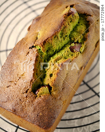 抹茶と金時豆のパウンドケーキ 焼きあがり の写真素材