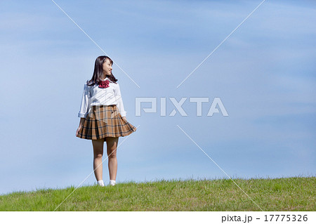 爽やかな青空と元気な女子高生の写真素材