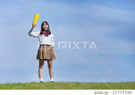 爽やかな青空と元気な女子高生の写真素材