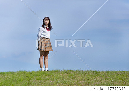 爽やかな青空と元気な女子高生の写真素材