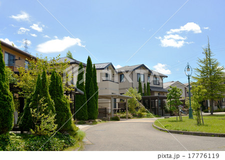 みどりに囲まれた住宅街　 17776119