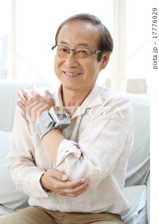 血圧を測っているシニア 17776929