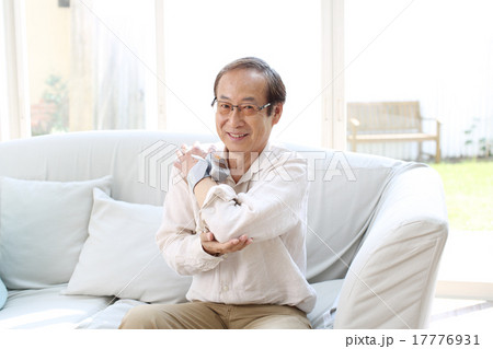 血圧を測っているシニア 17776931