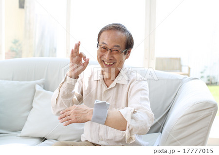 血圧を測っているシニア 血圧を測っているシニア 17777015