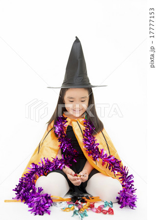 ハロウィンの仮装をした女の子 17777153