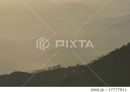 朝靄の中の山並み 17777611
