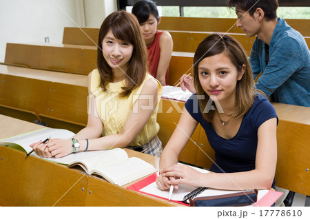 楽しく授業を受ける女子大学生二人　アップ　大教室　イメージ　１，２号講義室内 17778610