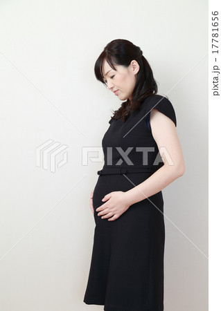 正装した妊娠中期の女性 17781656