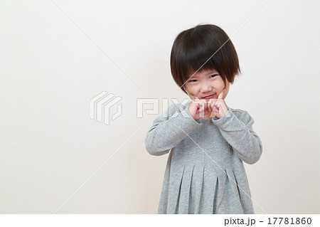3歳のかわいい女の子の写真素材