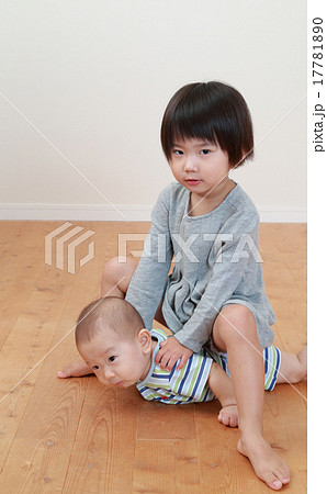 兄弟げんかをするこどもの写真素材