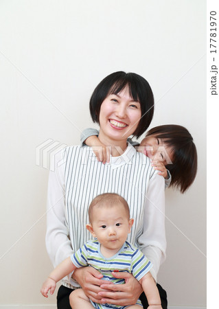 0才と3歳の子を子育て中のお母さん 0才と3歳の子を子育て中のお母さん 17781970