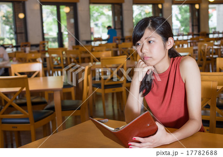 スケジュールを確認して悩む女性イメージ　クロスプラザ内 17782688