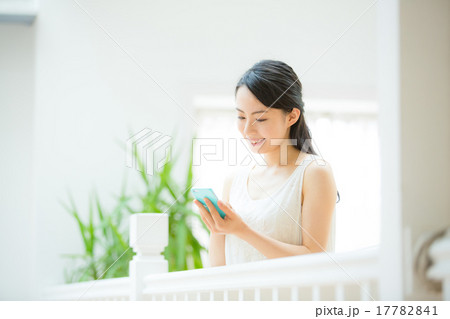 スマートフォン・若い女性 17782841