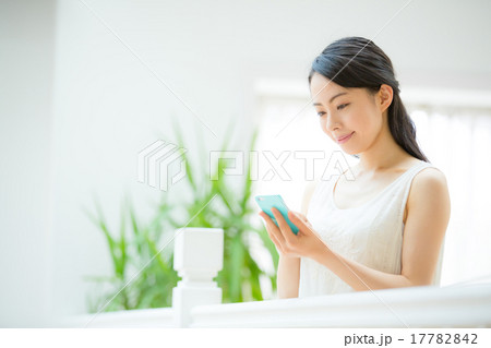 スマートフォン・若い女性 スマートフォン・若い女性 17782842