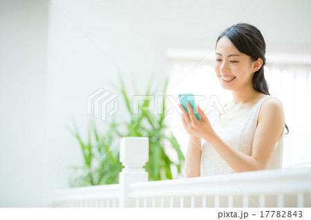 スマートフォン・若い女性 17782843