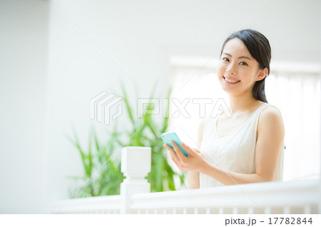 スマートフォン・若い女性 17782844