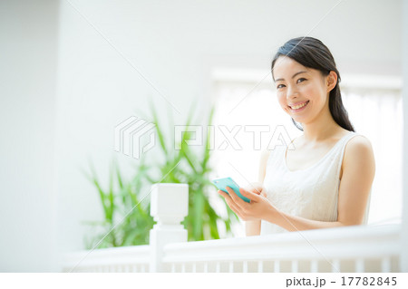 スマートフォン・若い女性 スマートフォン・若い女性 17782845