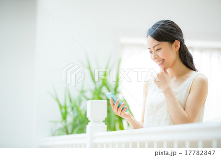 スマートフォン・若い女性 スマートフォン・若い女性 17782847