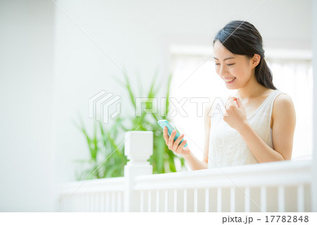 スマートフォン・若い女性 17782848