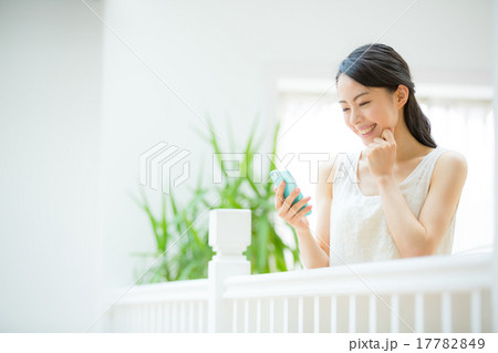 スマートフォン・若い女性 17782849