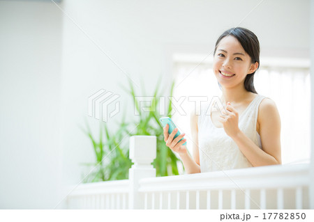 スマートフォン・若い女性 スマートフォン・若い女性 17782850