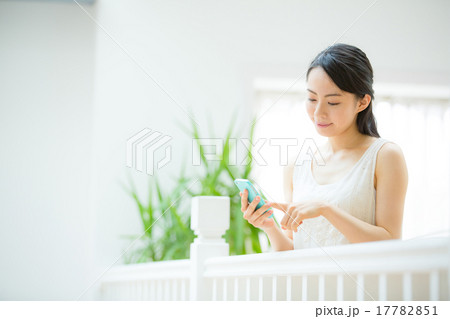 スマートフォン・若い女性 17782851