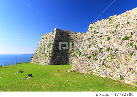 9月沖縄 中城城・三の郭城壁と海 17782880