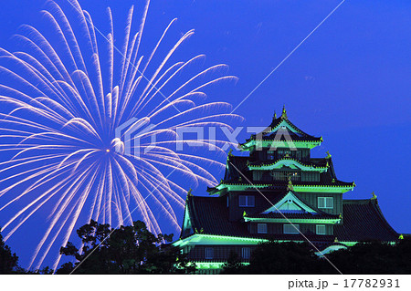 8月岡山 岡山城天守閣ライトアップと納涼花火大会の写真素材