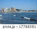片瀬東浜マンション郡とサーファー 17788381
