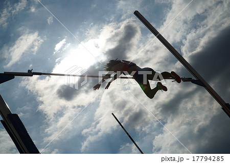棒高跳びのシルエット 17794285