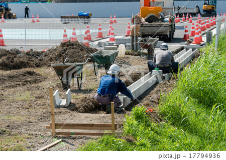 側溝の敷設作業 側溝の敷設作業 17794936
