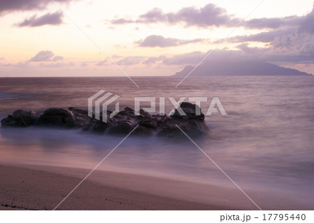海の夕焼け 屋久島永田いなか浜 海の夕焼け 屋久島永田いなか浜 17795440