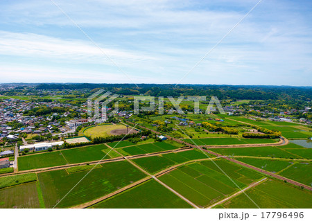 ６月になり緑色を増した水田といすみ市夷隅川周辺を空撮 17796496