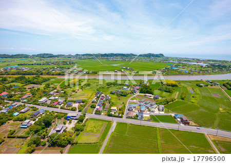 ６月になり緑色を増した水田といすみ市夷隅川周辺を空撮 17796500