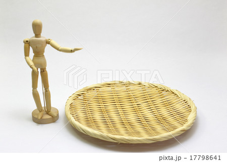 商品を紹介する人形 17798641
