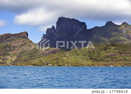 Bora Bora, Polynesia. Mountains, the sea, palm tre Bora Bora, Polynesia. Mountains, the sea, palm tre 17798819