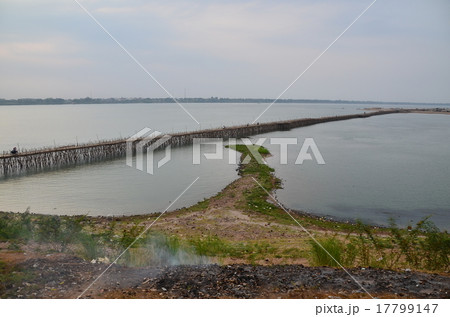 カンボジア コンポンチャム メコン川と竹の橋 カンボジア コンポンチャム メコン川と竹の橋 17799147