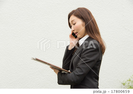 バインダーを持つ女性 バインダーを持つ女性 17800659