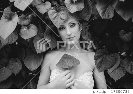 Wedding couple in love 17800732