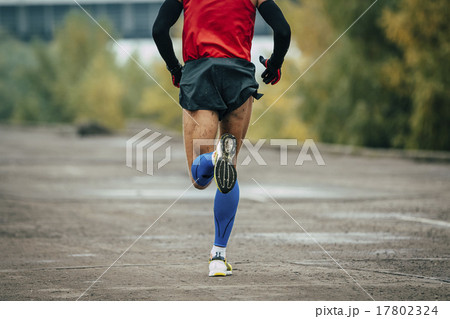 young man runs marathon 17802324