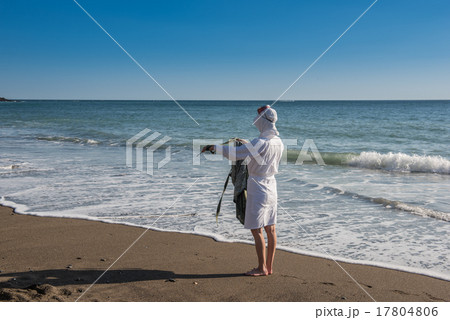 磯着でたたずむ志摩の海女さん 17804806