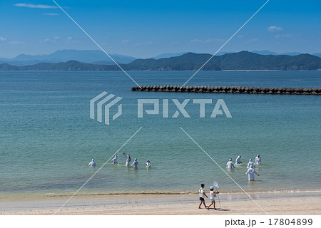 海に入る海女さんと通りかかる子どもたち 17804899