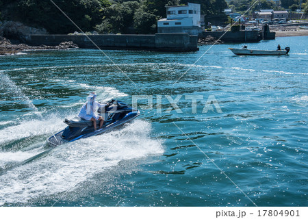 ジェットスキーに乗る志摩の海女さん ジェットスキーに乗る志摩の海女さん 17804901