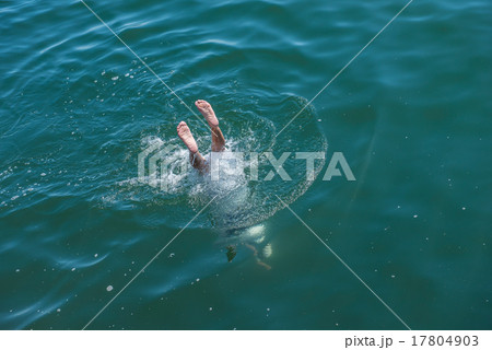 海に潜る志摩の海女さん 17804903