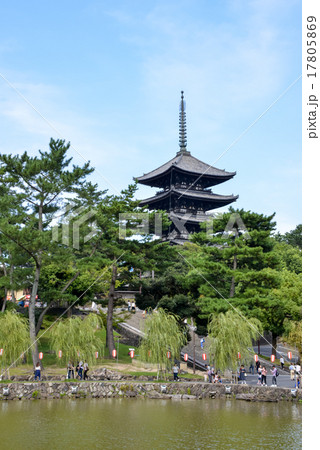 奈良猿沢池から五重塔 17805869