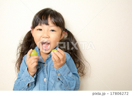 シャインマスカットを持つ女の子 17806272